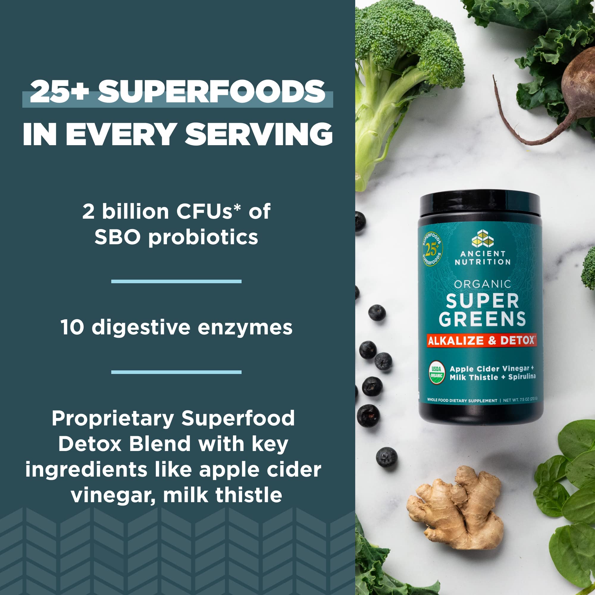 Mezcla Ancient Nutrition Supergreens con agua para una bebida rápida
