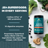 Mezcla Ancient Nutrition Supergreens con agua para una bebida rápida