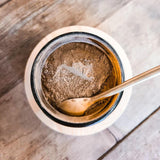 Envase con etiqueta orgánica de Happiness Tonic, ingredientes de alta calidad para apoyo digestivo.