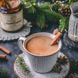 Taza preparada con Happiness Tonic para ritual matutino suave y personalizado.