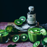 Viridem Greens Detox Elixir, primer plano de ingredientes frescos para sabor herbáceo