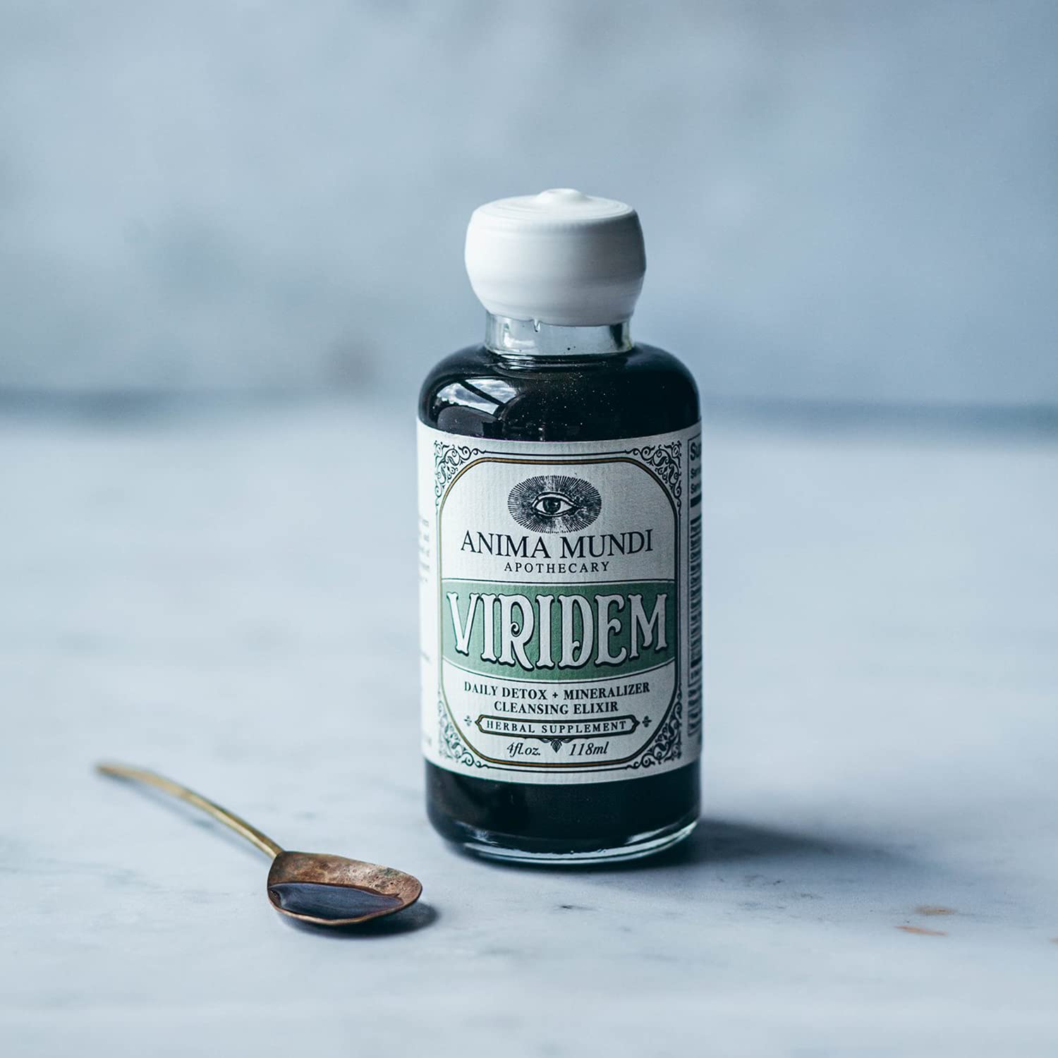 Viridem Greens Detox Elixir, etiqueta cercana con notas cítricas y hierbas