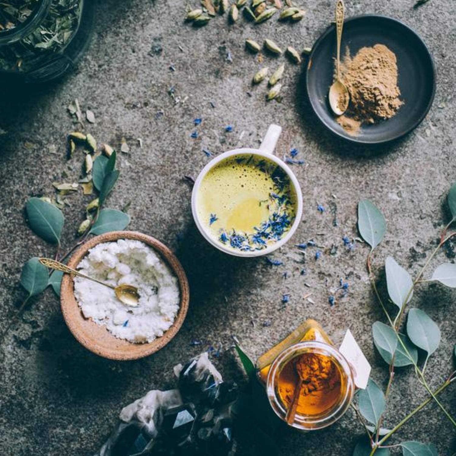 Anima Mundi Golden Moon Milk servida en taza serenidad y sabor suave.