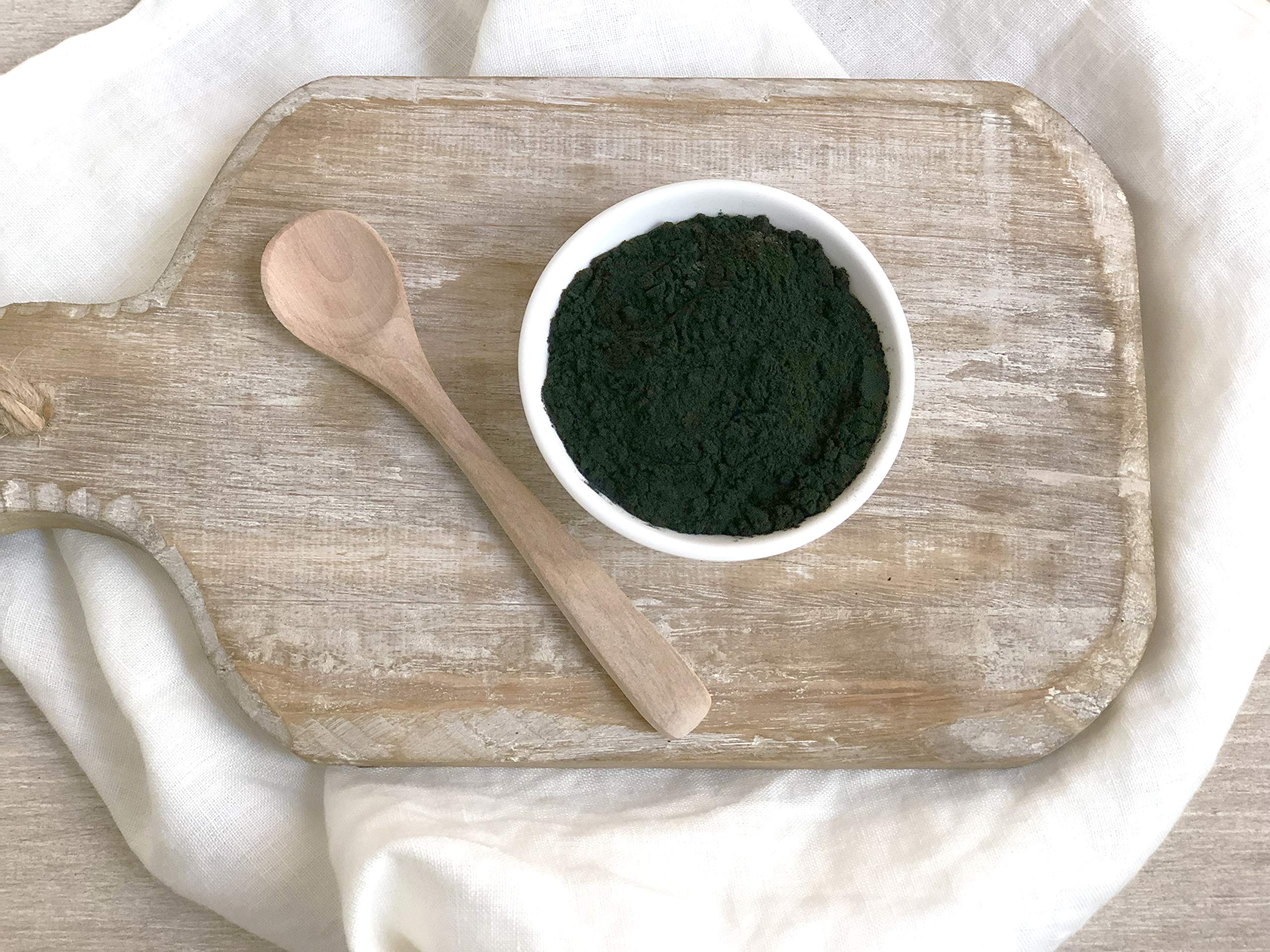 Uso diario del polvo de chlorella para recetas y snacks.