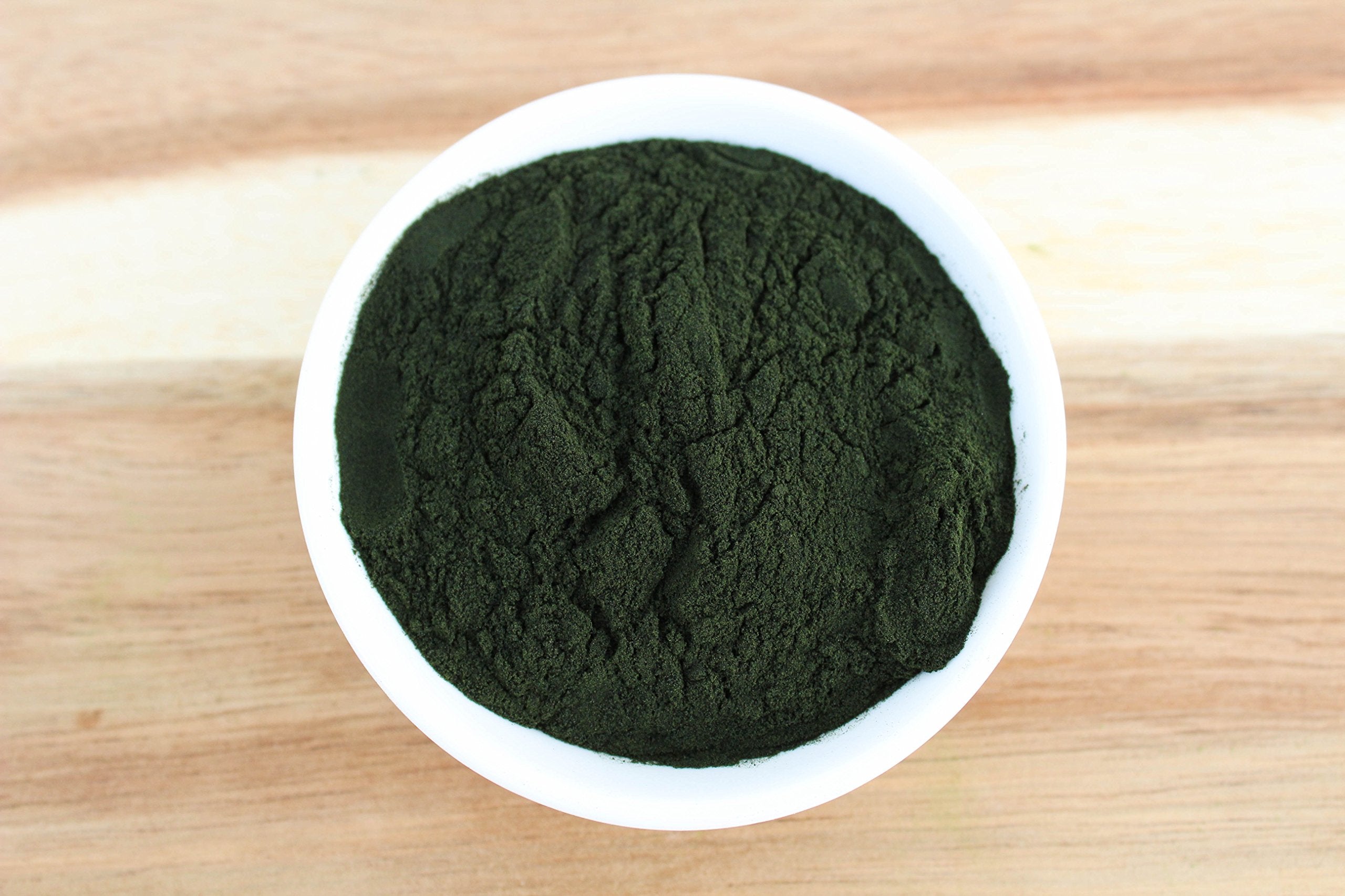 Polvo de chlorella sobre yogur y postres para toque nutritivo.