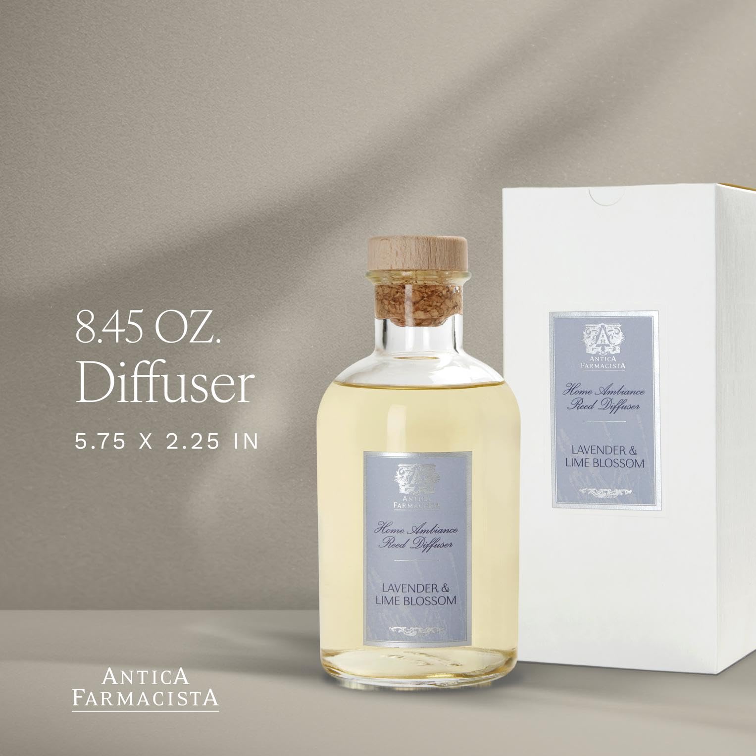 Difusor Antica Farmacista con frasco aromático, liberando fragancia elegante.