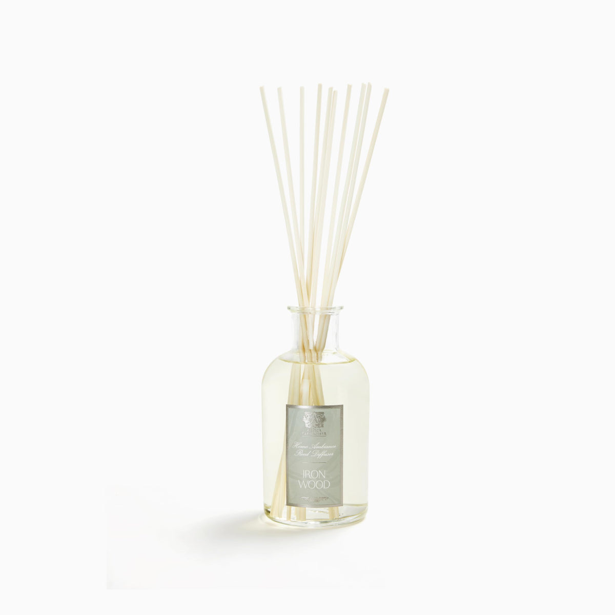 Antica Farmacista: difusor de ambiente Ironwood en botella elegante para aroma duradero.