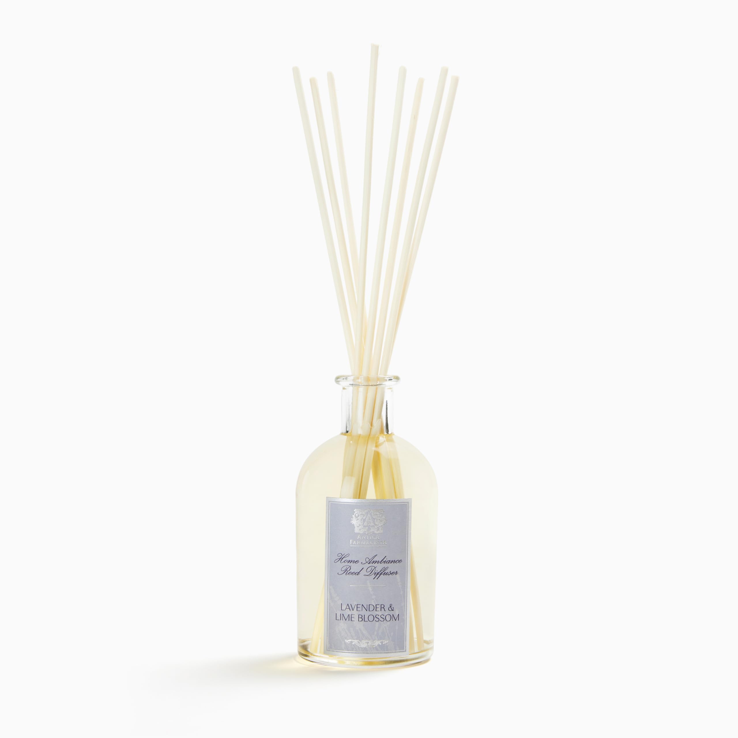 Difusor Antica Farmacista en botella de vidrio con lavanda y lima para ambiente fresco.