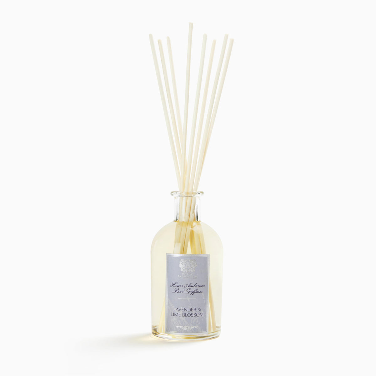 Difusor Antica Farmacista en botella de vidrio con lavanda y lima para ambiente fresco.