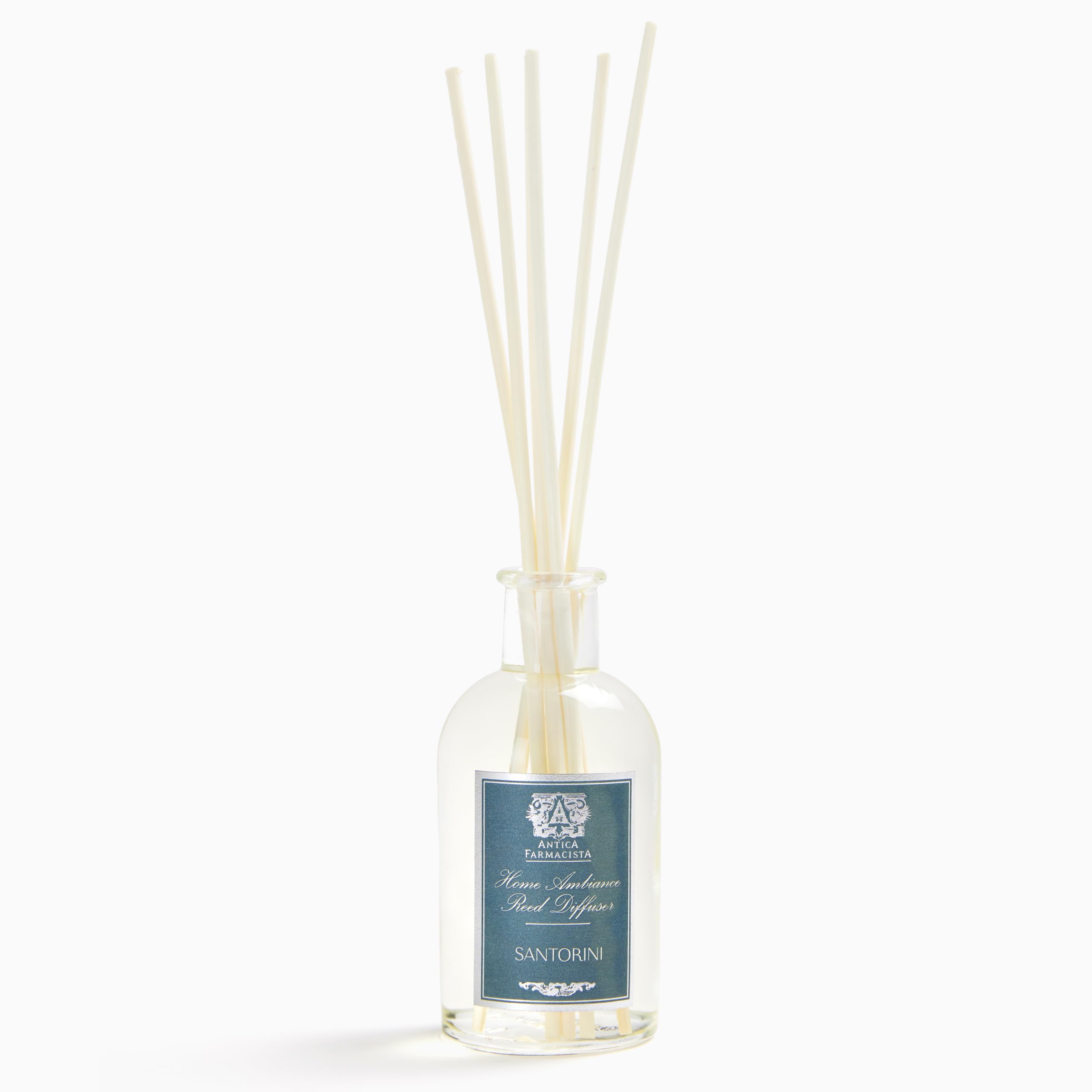 Difusor Antica Farmacista para Santorini ilumina el salón con aroma suave.