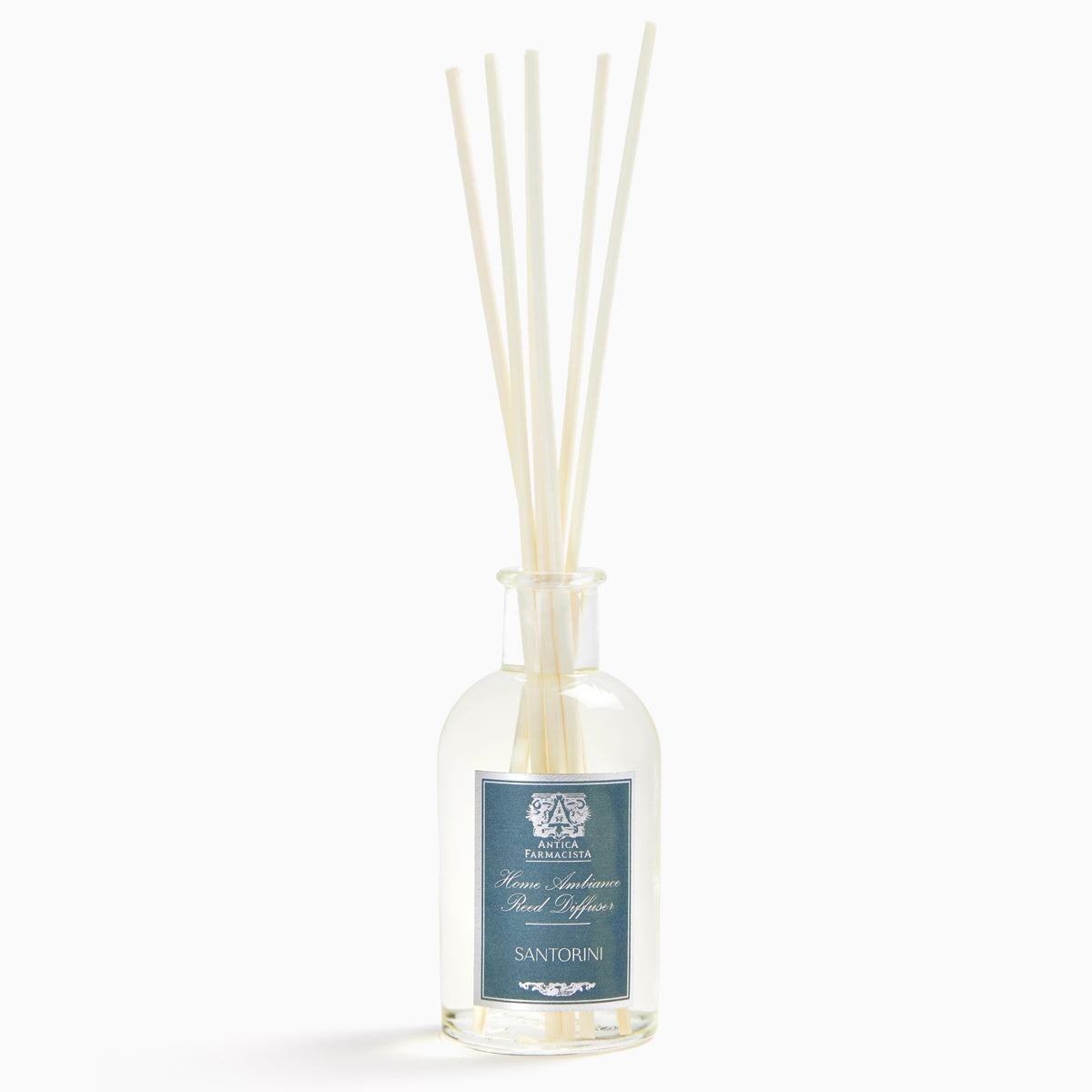Difusor Antica Farmacista para Santorini ilumina el salón con aroma suave.