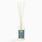 Difusor Antica Farmacista para Santorini ilumina el salón con aroma suave.