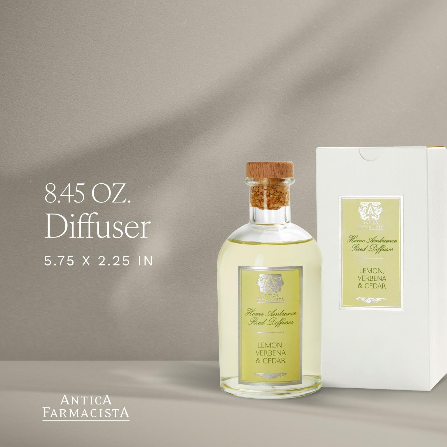 Difusor Antica Farmacista con cedro, aporta calidez aromática duradera.