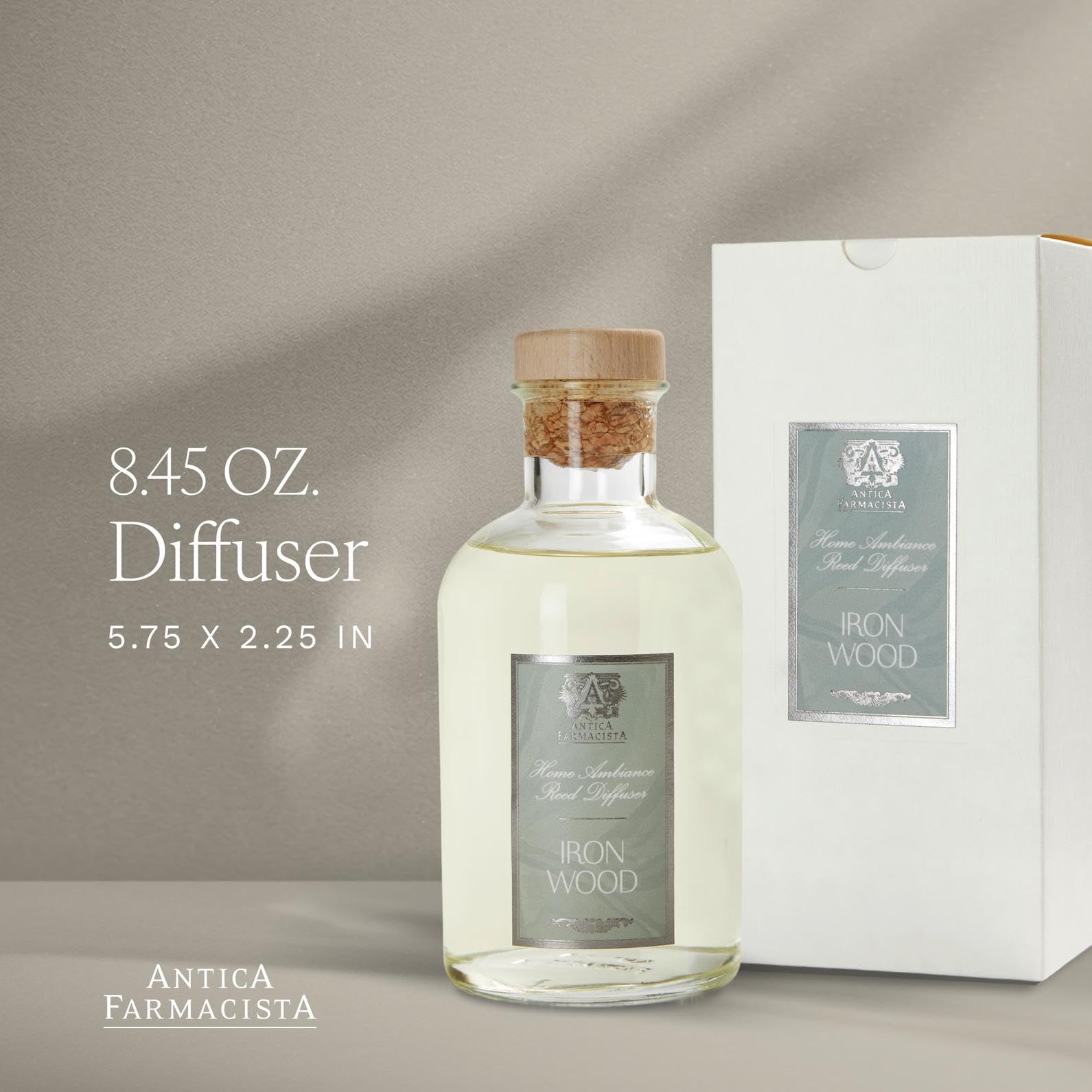 Antica Farmacista, cañas de difusión visibles perfuman la habitación de forma continua.