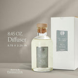 Antica Farmacista, cañas de difusión visibles perfuman la habitación de forma continua.