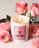 Vela AOOVOO Rosa, detalle de flores secas, añade elegancia al ambiente.