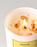 Vela AOOVOO vainilla con flores secas para crear un ambiente suave.