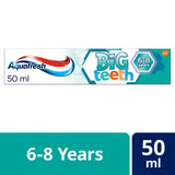 Aquafresh niño cepillando dientes, experiencia suave para la higiene diaria.