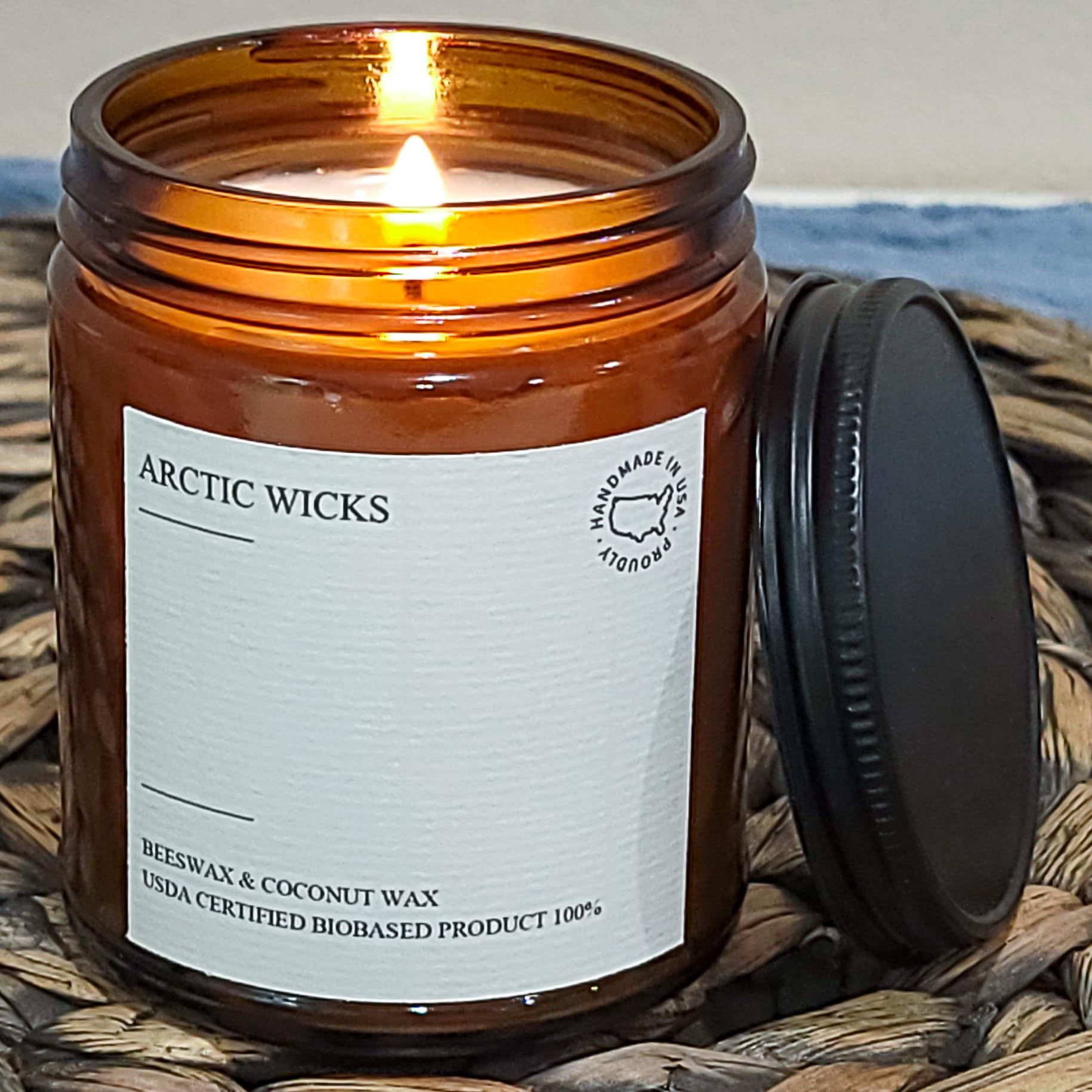 Etiqueta USDA biobased visible en vela Arctic Wicks