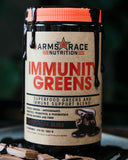Arms Race Nutrition Immunity Greens — mezcla en vaso con chocolate, sabor delicioso y apoyo digestivo.