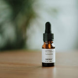 AromaTech Lavanda: eucalipto y cedro, mezcla aromática con fondo cálido y herbal.