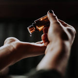 Batería recargable de Aromatherapy Associates para difusor portátil durante el día.