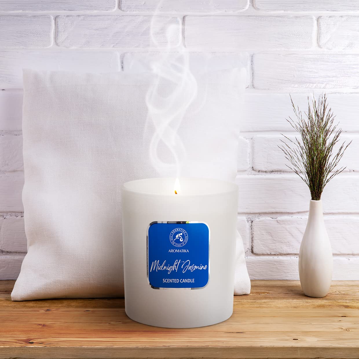 AROMATIKA Vela de soja Jazmín Nocturno encendida para momentos de calma