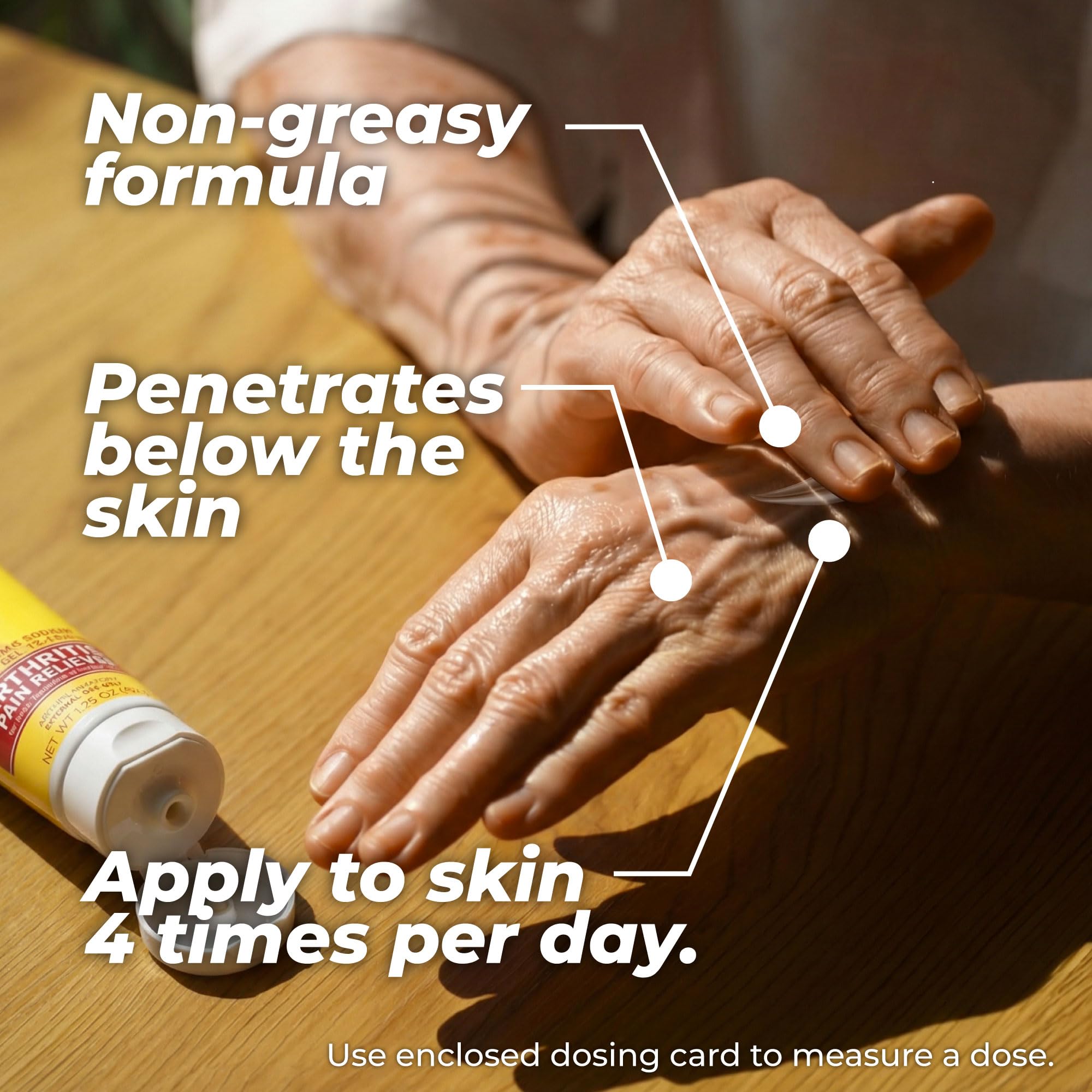 Aplicación en manos y muñecas con Aspercreme Gel para dolor articular