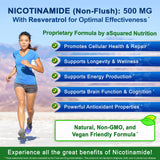 aSquared Nutrition Nicotinamida con Resveratrol, cápsula en mano, consumo cómodo diario