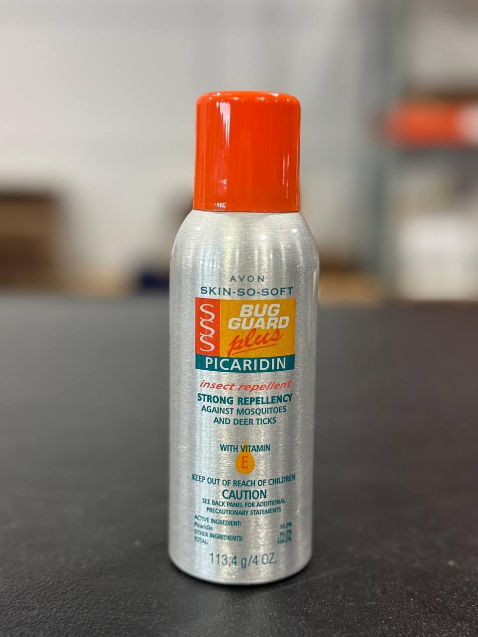 AVON Skin So Soft Bug Guard Picaridin, aplicación en la mano para protección rápida