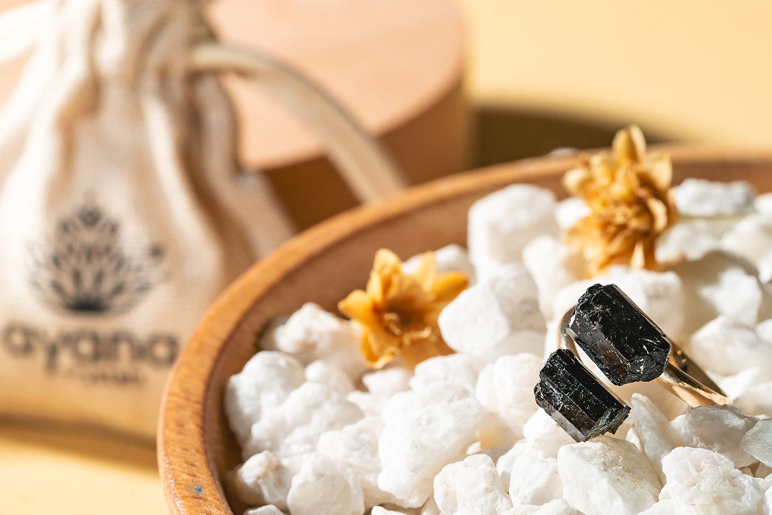 Ayana Crystals: modelo para mano mujer, estilo contemporáneo.