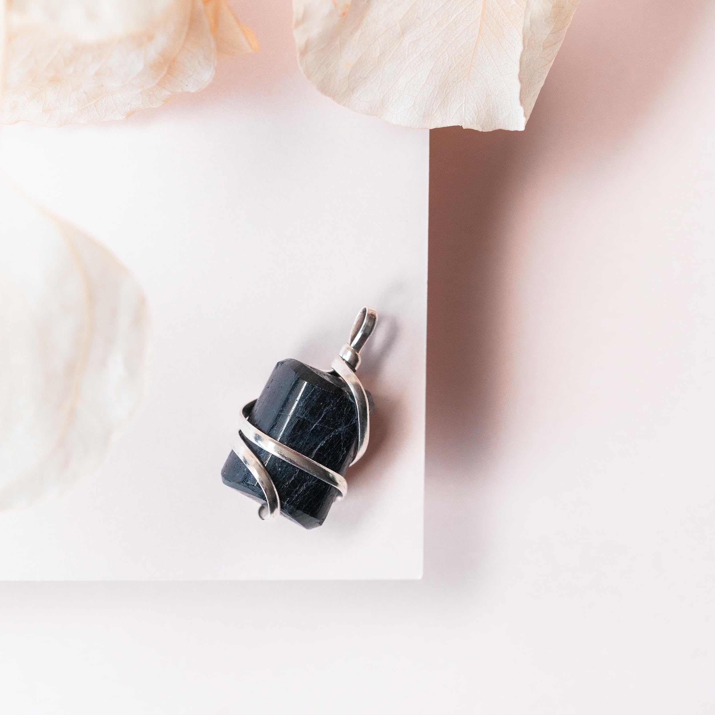 Collar Ayana Wellness con turmalina negra, ayuda a centrar emociones durante la meditación.