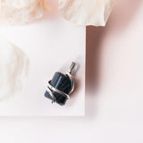Collar Ayana Wellness con turmalina negra, ayuda a centrar emociones durante la meditación.
