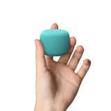 Babelio Maquina Ruido Blanco Portátil en la mano, ideal para dormir fuera de casa.