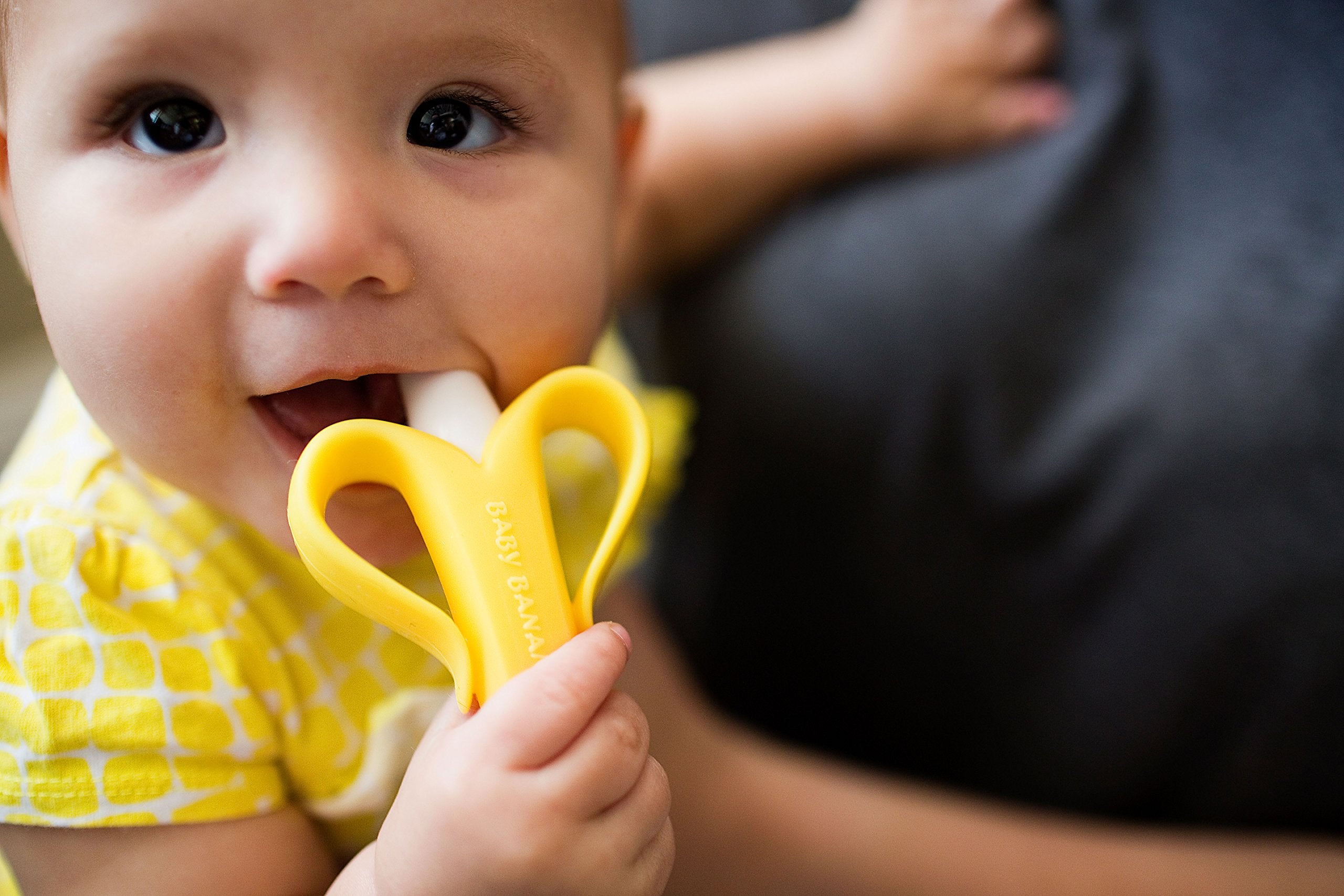 Baby Banana: fácil de sostener para aprendizaje de cepillado.