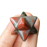 Bacatgem estrella hexagonal de piedra sangre africana para meditación y enfoque.