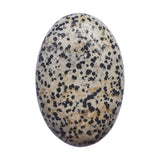 Piedra ovalada dalmatiana de Bacatgem, ideal para meditación y equilibrio emocional.