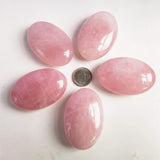 Bacatgem cuarzo rosado oval para meditación y claridad mental.