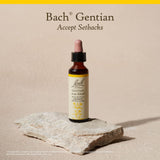 Bach Genciana: botella frente a la luz, mantiene su frescura para momentos de estrés.