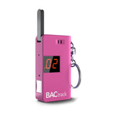 BACtrack analizador de alcohol en llavero rosado para lecturas rápidas.