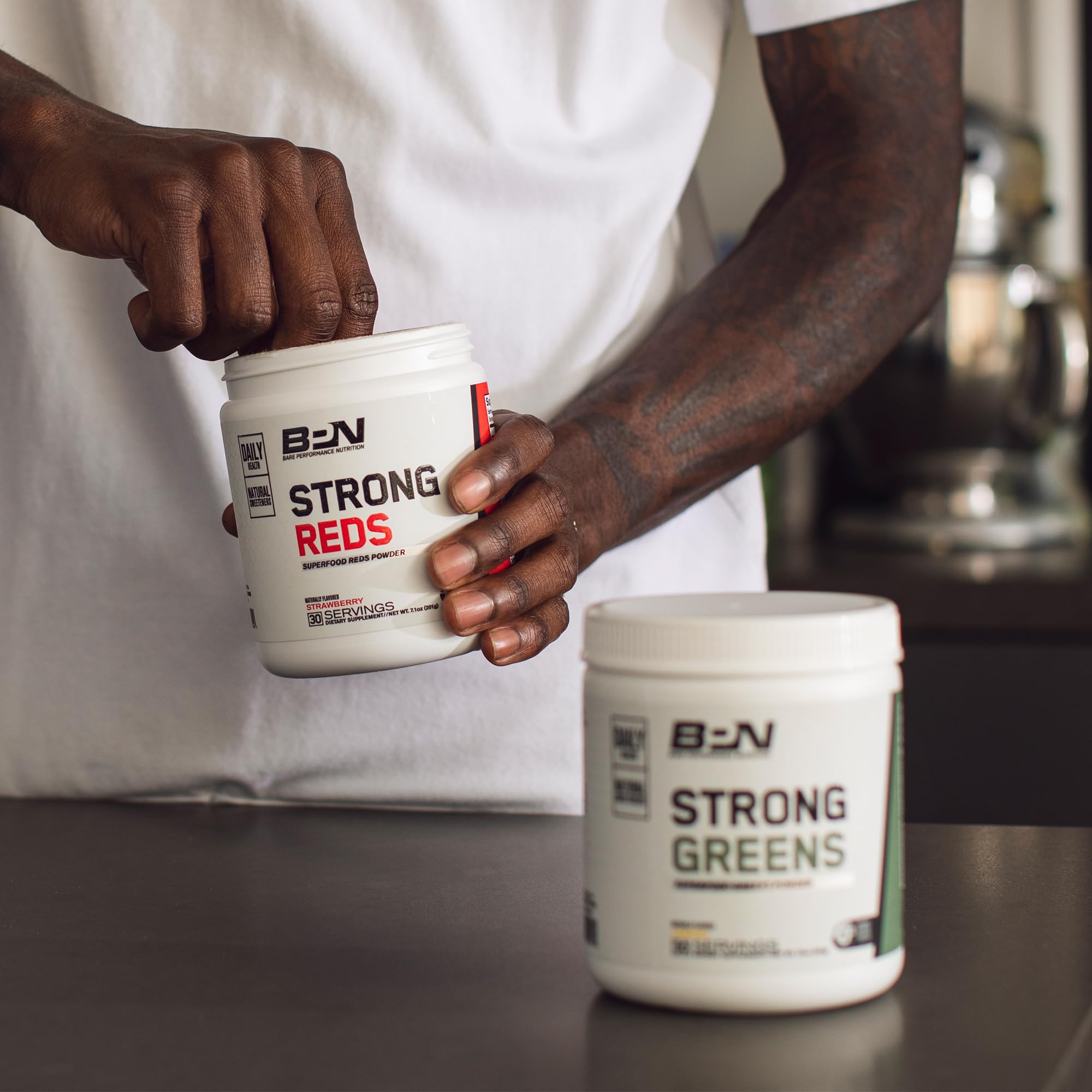 Bare Performance Nutrition Strong Greens: nutrientes clave para el rendimiento diario.
