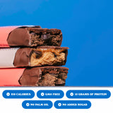Textura cremosa de Barebells Caramel Choco Chip con trozos crujientes y chispas.