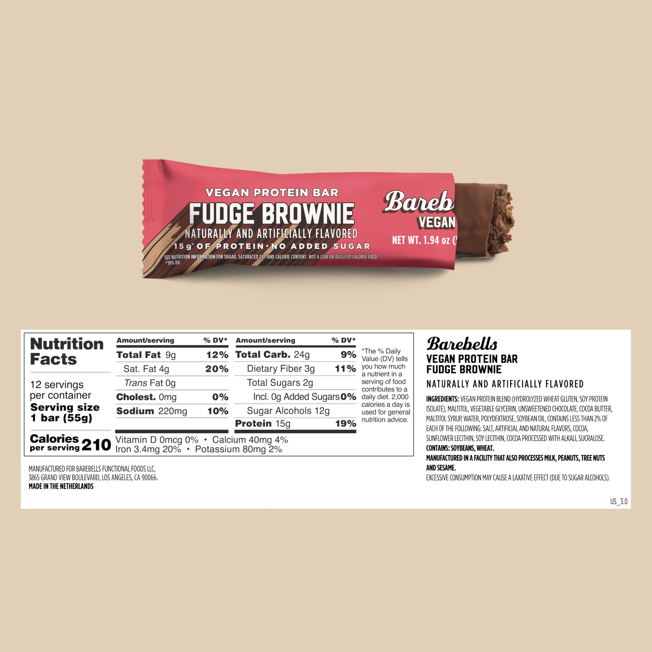 Textura cremosa de la barra vegana Barebells Fudge Brownie para merienda.