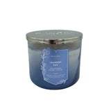 Vela Bath & Body Works White Barn, 3 mechas encendida para un ambiente fresco.