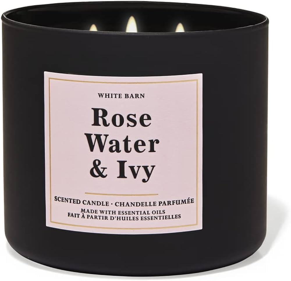 Vela Bath & Body Works White Barn, tres mechas, aceites esenciales; aroma agua de rosas e hiedra.