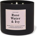 Vela Bath & Body Works White Barn, tres mechas, aceites esenciales; aroma agua de rosas e hiedra.