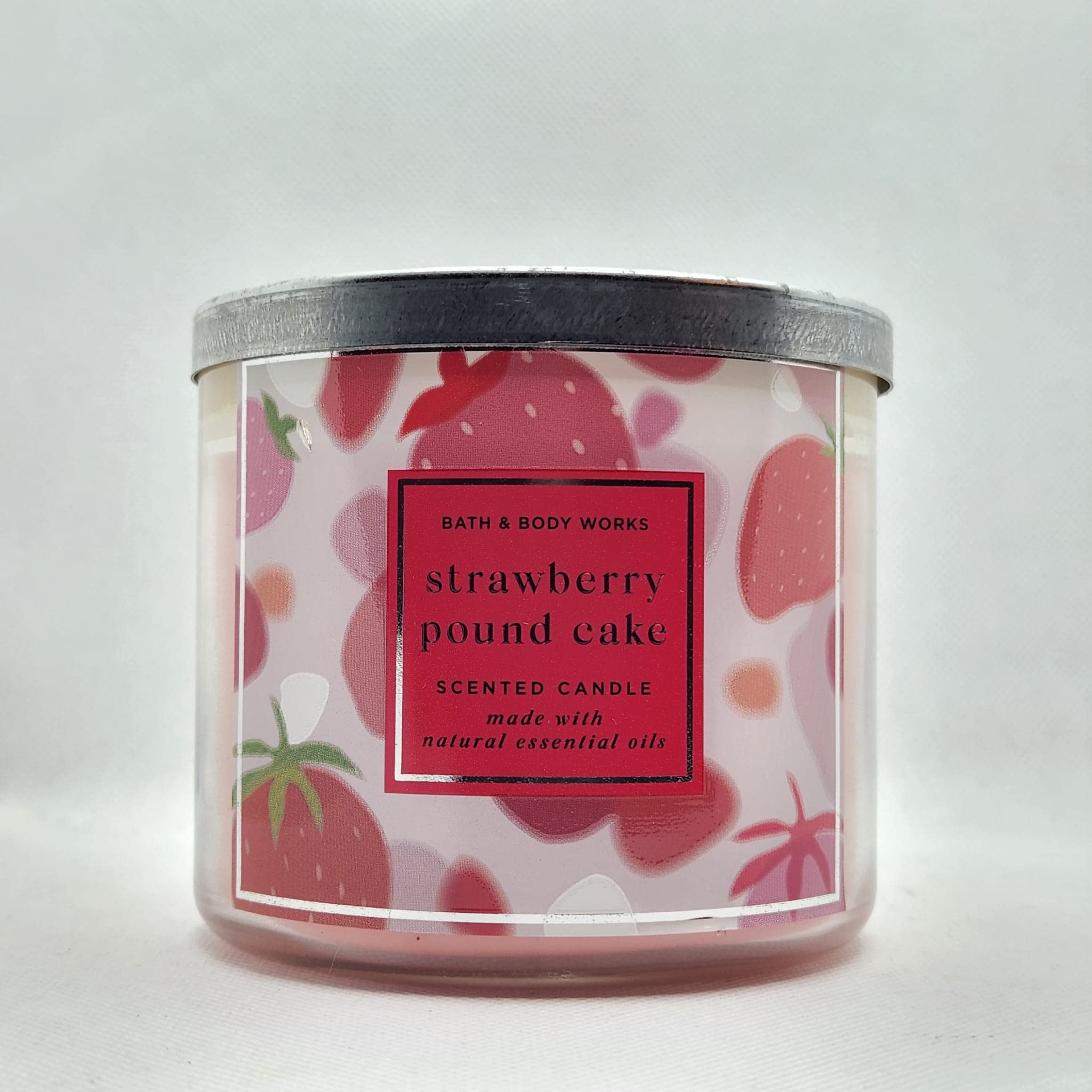 Vela White Barn de Bath & Body Works, fragancia fresa-torta para ambientar el hogar.