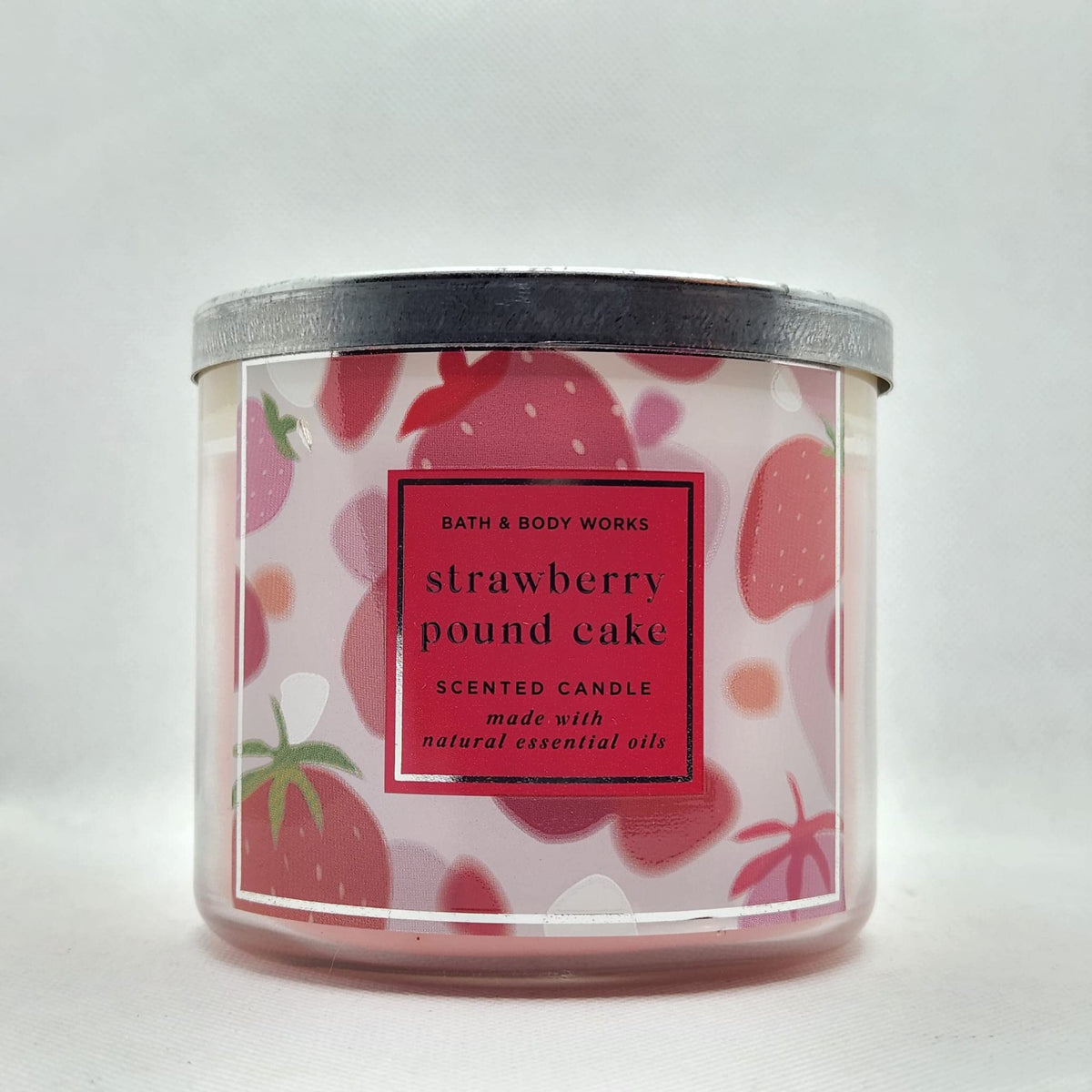 Vela White Barn de Bath & Body Works, fragancia fresa-torta para ambientar el hogar.