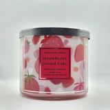 Vela White Barn de Bath & Body Works, fragancia fresa-torta para ambientar el hogar.