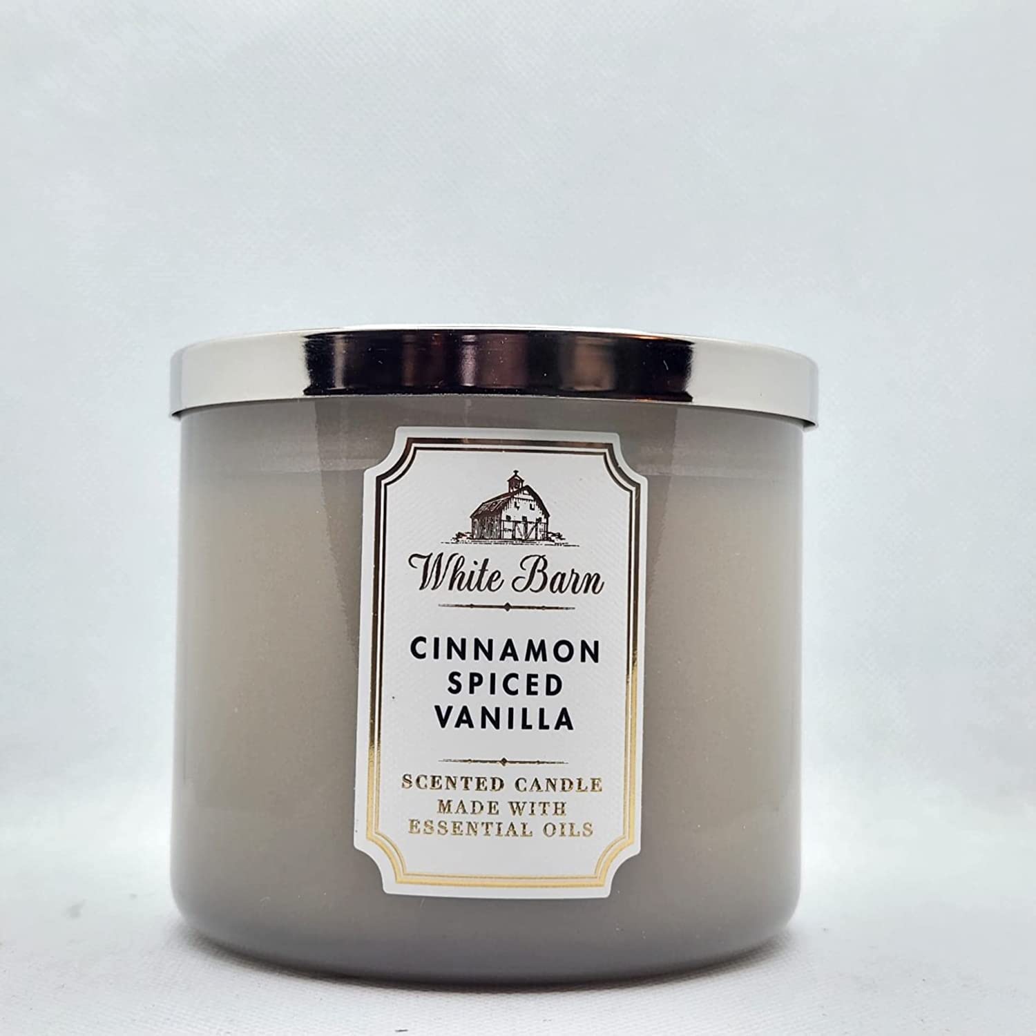 Vela Bath & Body Works White Barn 3 mechas con canela especiada vainilla para ambientar espacios.